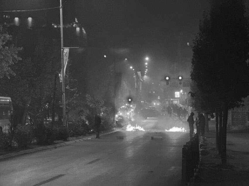 foto kryesore — Kontejnerët përfshihen nga flakët gjatë…
