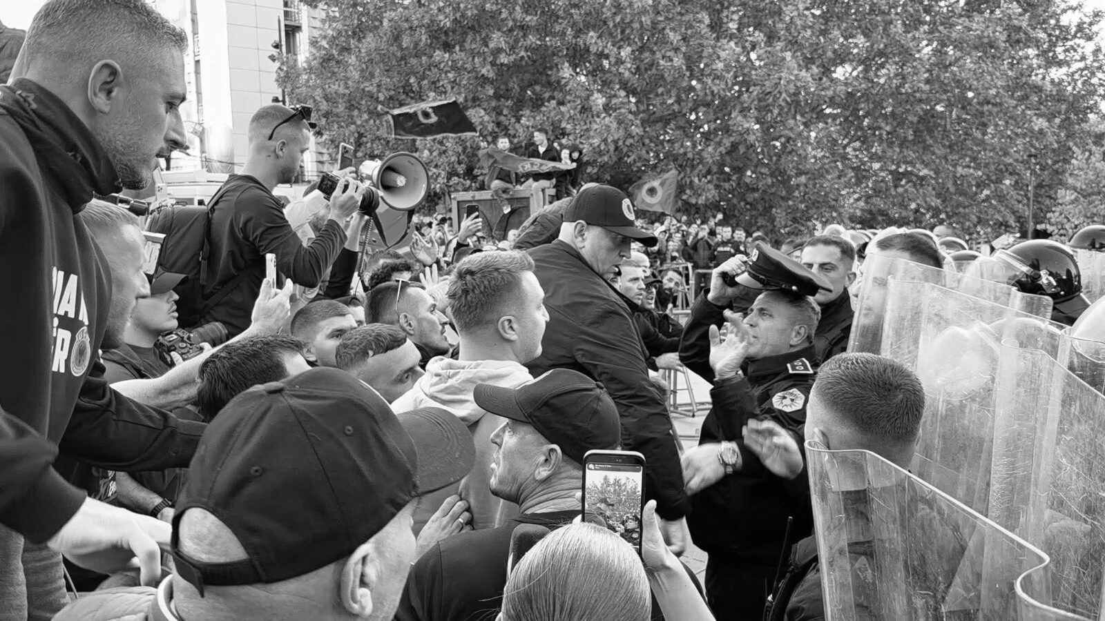 foto kryesore — Protestuesit pengohen nga policia, synonin…