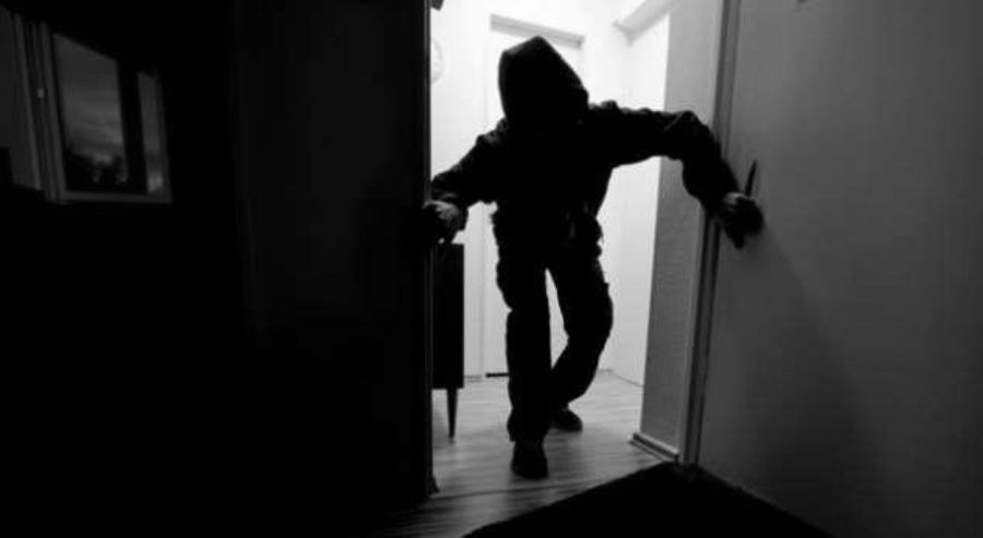 foto kryesore — Dy persona të maskuar futen me shkallë në…