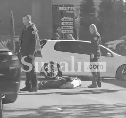 foto kryesore — Vetura përplas këmbësorin në…