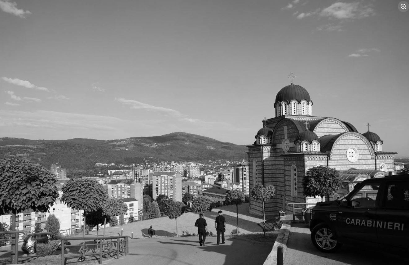 foto kryesore — KFOR-i italian zhvillon patrullime në…